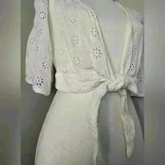 Hollister Tie Front Eyelet Cropped Blouse - Picture 4 of 9